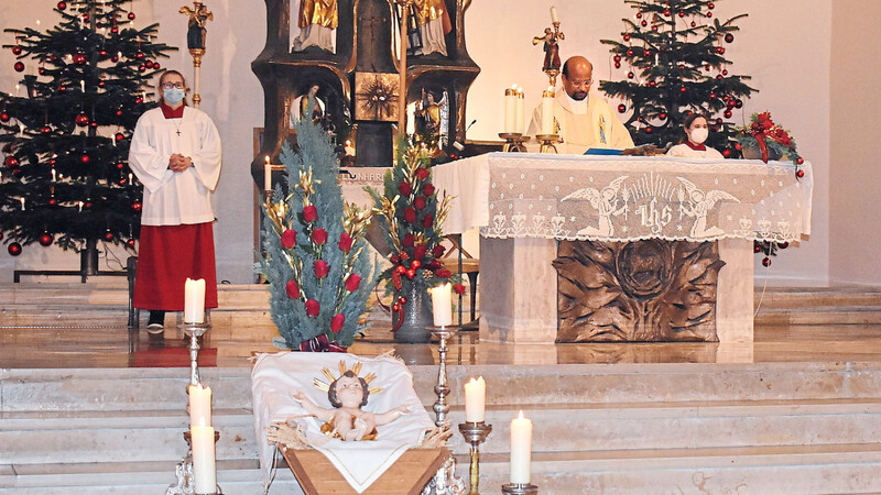 Pfarrer Alexander zelebrierte für die Katholiken in Aiglsbach einen festlichen Gottesdienst. In seiner Heimat Indien feiert man das Weihnachtsfest ganz anders.