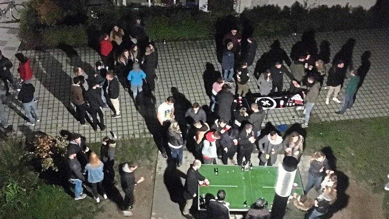 Kein Abstand, viel Bier: Am Mittwoch feierten Studenten im Wohnheim an der Bürgermeister-Zeiler-Straße, bis die Polizei die Party auflöste.