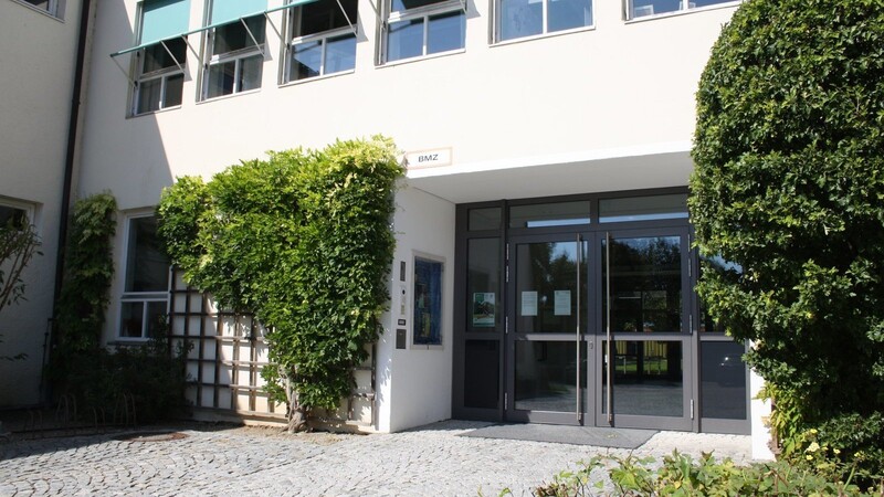 An der Schule in Essenbach wurde bereits die Eingangstür ausgetauscht, weitere Maßnahmen zur energetischen Sanierung stehen an.