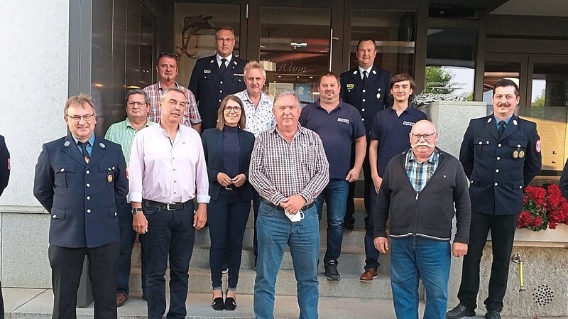 Die Vorstandschaft der FFW Bogenberg, Vertreter der Landkreisfeuerwehr und Bürgermeisterin Andrea Probst zusammen mit den geehrten Mitgliedern der Feuerwehr.