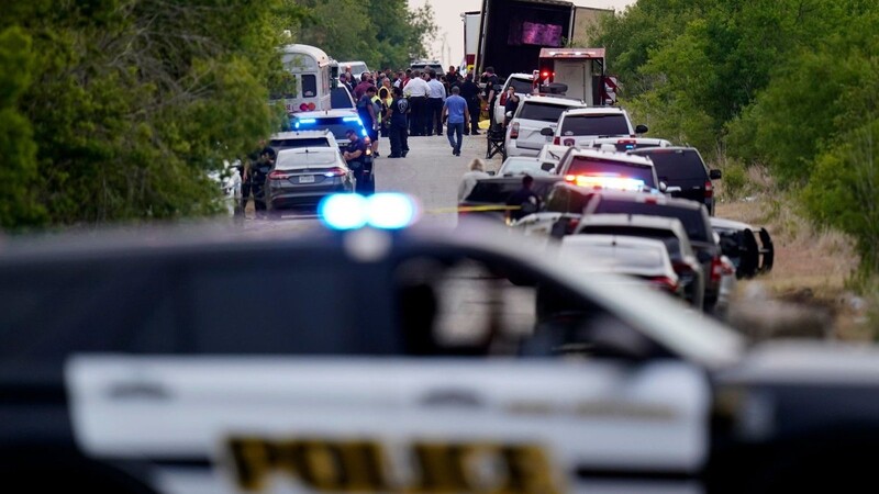 Die Polizei sperrt den Ort ab, an dem ein Lkw-Anhänger mit Dutzenden Leichen entdeckt wurde.