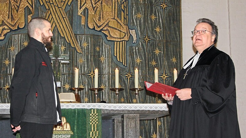 Dekan Jörg Breu (rechts) entbindet Jakob Wanninger von all seinen Aufgaben als Pfarrer der Christuskirche.