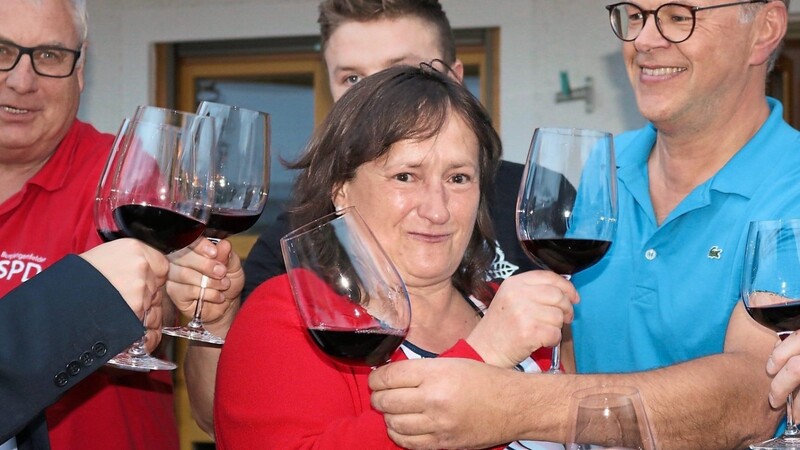 Mit Rotwein stoßen die Genossen auf Marianne Schieder und deren Wahlergebnis an.
