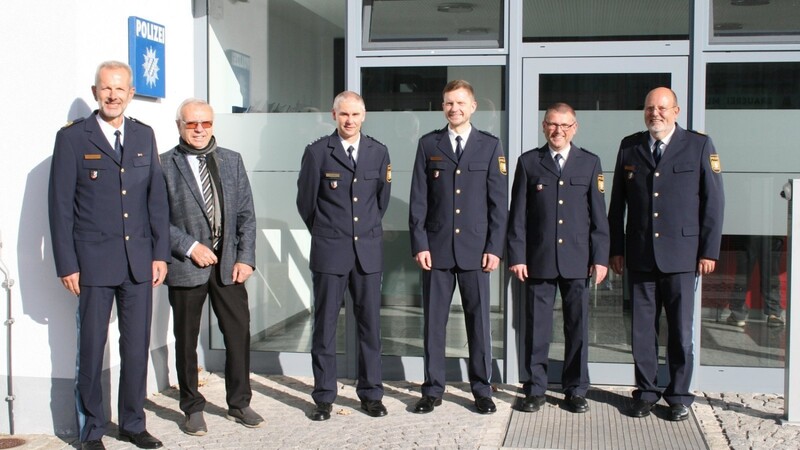 Polizeivizepräsident Thomas Schöniger, 2. Bürgermeister Wolfang Pilz, Erster Polizeihauptkommissar Stephan Gürster, Polizeioberkommissar Mario Griesbeck, Polizeihauptkommissar Josef Weindl, Polizeipräsident Norbert Zink