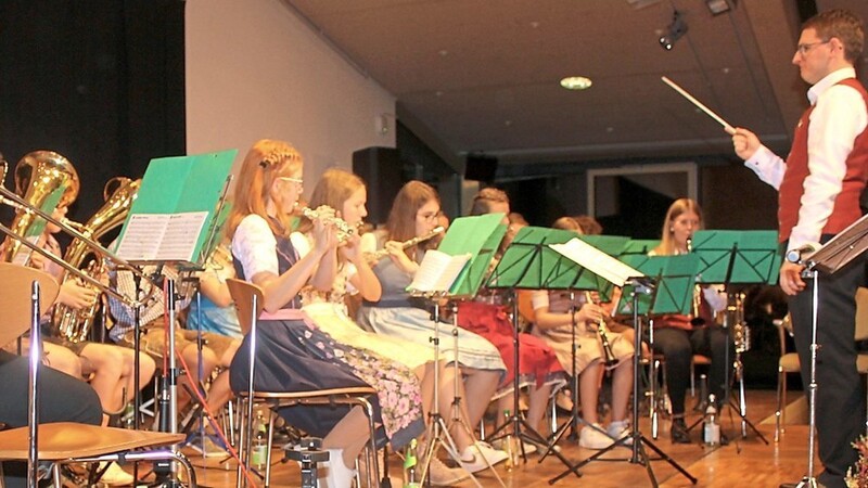 Das Jugendorchester unter der Leitung von Blasius Körner bestritt den zweiten Teil.