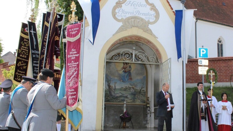 Beim Denkmal am Fuß der Pfarrkirche gedachten die Mitglieder der KRK mit den Fahnenabordnungen aus Mariakirchen und Mitterhausen, mit Pfarrer Bernhard Saliter und Bürgermeister Alfons Sittinger der Opfer von Krieg und Gewalt.