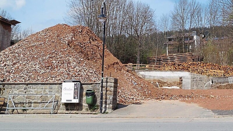 Im Zuge des Abrisses des Aldersbacher Bräustüberls trat der marode Kanal in der Lambacher Straße zutage. Eine Sanierung ist unaufschiebbar.