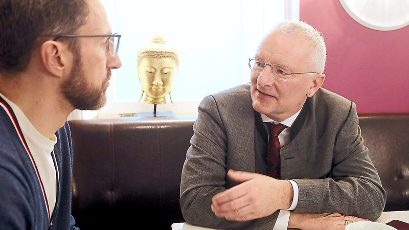 Rückblick auf drei Jahre Amtszeit mit Buddha im Hintergrund: LZ-Redaktionsleiter Emanuel Socher-Jukić (links) im Gespräch mit Oberbürgermeister Alexander Putz.