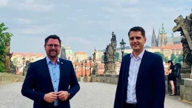 Gerhard Hopp (l.) und Christian Doleschal bei einem Besuch in Prag 2021. Sie bemühen sich, die Grenzregion nachhaltig zu stärken.