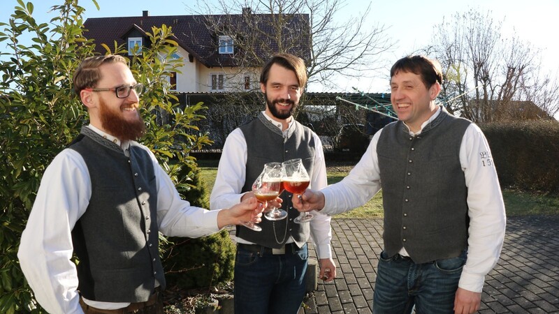 Schwören auf das Reinheitsgebot (v.l.): Matthias Braun, Martin Ruhland und Herbert Schröger vom Verein "Bayerisches Bier Brauchtum 1516".