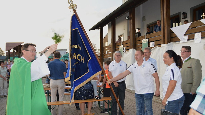 Pfarrer Gromadzki weiht die neue SVE-Fahne im Beisein von Bürgermeister Neubauer und Vorstandschaft.