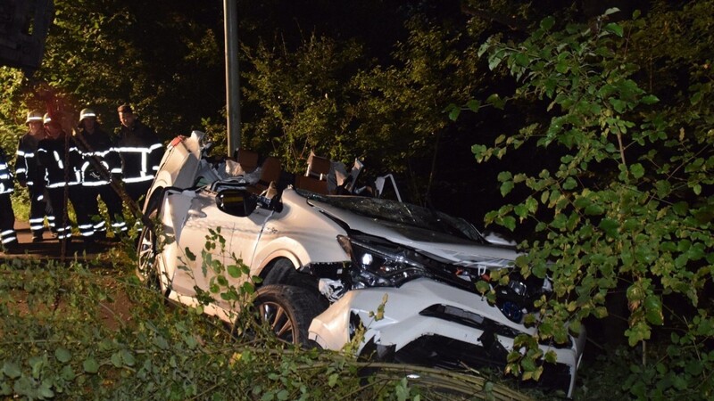 Teuerer Rausch: Ein 23-Jähriger krachte mit seinem neuen Toyota RAV4 in einen Baum - Totalschaden.