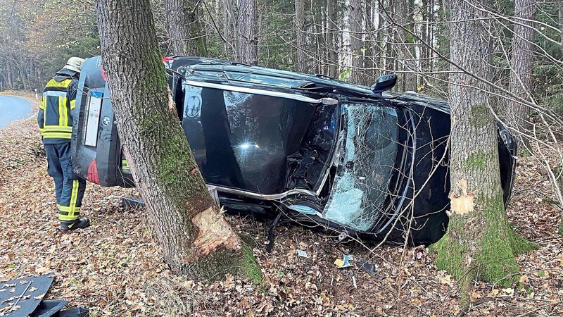 Schwere Verletzungen erlitt am Sonntag ein 18-Jähriger, der im Bereich der Beckendorfer Höhe mit seinem BMW nach rechts von der Fahrbahn abgekommen und in eine Baumgruppe geprallt war.