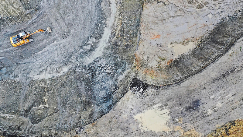 Blick auf die Tongrube mit den Fossilien von dem vermutlich ersten aufrecht gehenden Menschen.  Foto: dpa