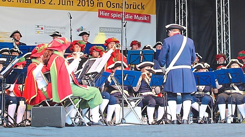 Die Mitglieder des Stadtspielmannszuges bei einem Auftritt beim Deutschen Musikfest in Osnabrück.