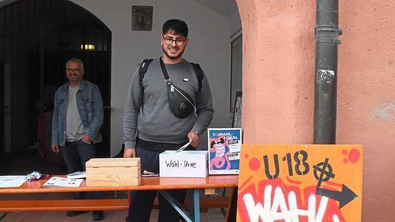 Zwar noch nicht offiziell wahlberechtigt, konnten hier Minderjährige am Freitag ihre Stimme zur Bundestagswahl abgeben.