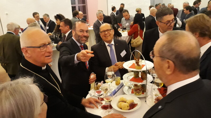 Als Festredner machte der Fraktionschef der Europäischen Volkspartei, Manfred Weber, den rund 200 geladenen Gästen beim Neujahrsempfang des ostbayerischen Handwerks im Rittersaal Mut.