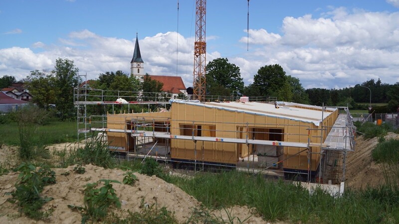 Das neue Naturkinderhaus hat bereits einen Teil seines Daches erhalten. Bezugsfertig wird der Neubau aber wohl nicht vor dem Jahreswechsel.