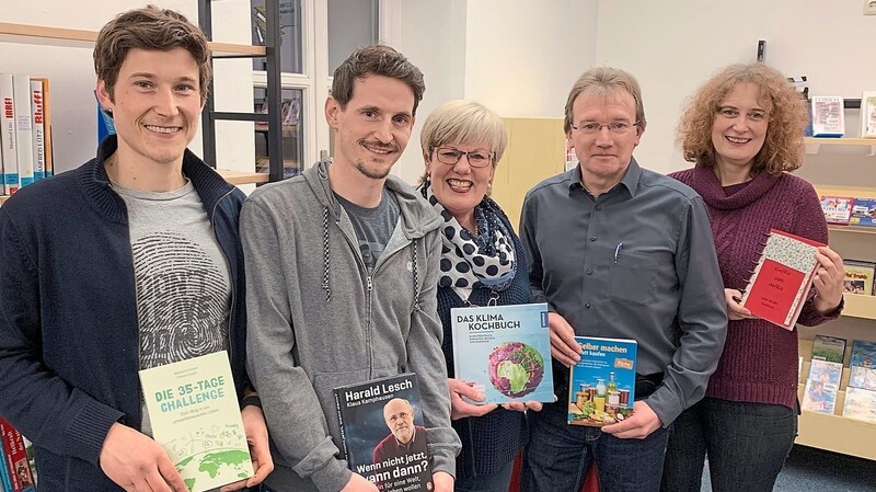 Großes Interesse bestand an der Buchpräsentation in der Gemeindebücherei Wiesent. Zu sehen sind Fabian und Benjamin Eckert, Gerlinde Striegl, Robert Giehrl und Manuela Zirngibl (von links).
