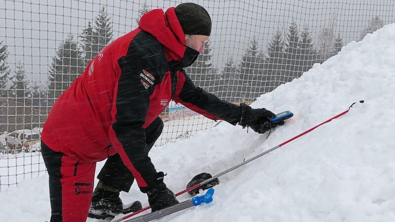 Hans Schwarz von der Skiwacht führte vor, wie eine Suche nach Verschütteten funktioniert.