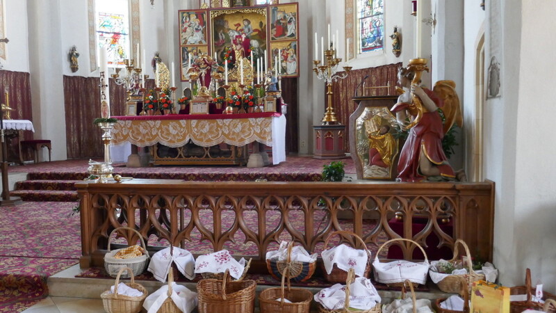 Viele Gläubige der Pfarrei nutzten heuer auch die Möglichkeit, ihre Osterspeisen segnen zu lassen.