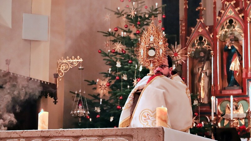 Bei der Eucharistischen Andacht wurde das Allerheiligste ausgesetzt, zum Ende der Andacht erteilte Pfarrer Eckl den Eucharistischen Segen.