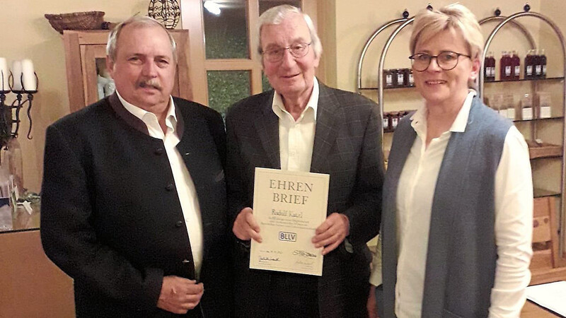 Den Ehrenbrief des BLLV bekam Rudolf Katzl (Mitte) von Anton Liegert und Judith Wenzl ausgehändigt.