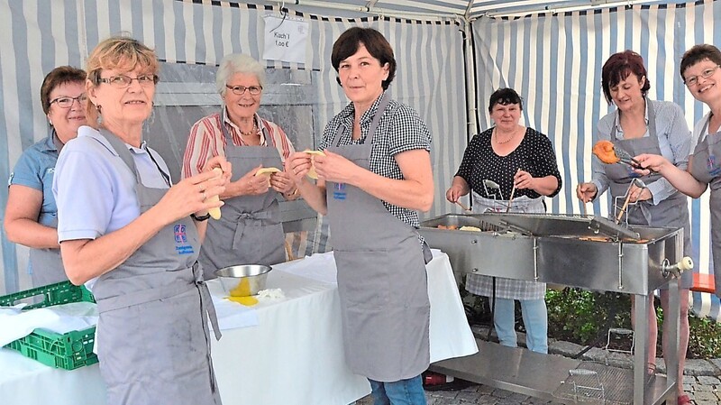 Der Frauenbund ist auch in diesem Jahr beim Bartholomä-Markt mit dem Kaffee- und Kuchenverkauf im Feuerwehrgerätehaus vertreten. Fleißige Damen bereiten dabei auch wieder frische Küchl zu, etwa 1 000 an der Zahl.