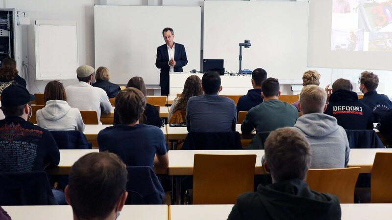Hochschulpräsident Prof. Dr. Fritz Pörnbacher begrüßte die Erstsemester-Studierenden persönlich.