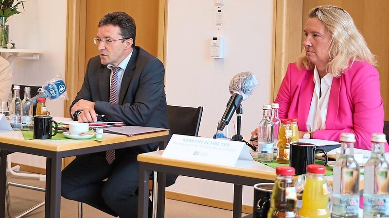 Landtagsabgeordneter Max Gibis und Ministerin Kerstin Schreyer bei der Pressekonferenz Anfang September im Landratsamt Regen. Der Abgeordnete hat sich auch für einen Runden Tisch zur Bahn eingesetzt. Nun gibt es dafür einen Termin, den 22. Oktober.