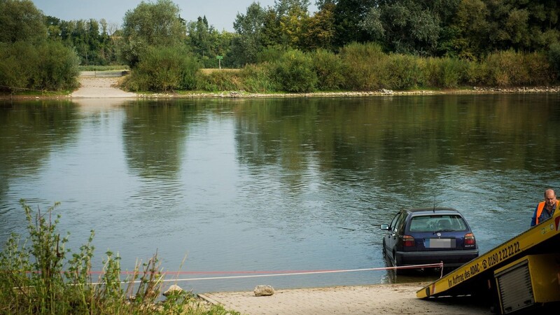 Bei einem tragischen Unfall am Donauufer bei Eining (Kreis Kelheim) kam am Samstagmorgen ein 64-jähriger Mann ums Leben. Er wurde von seinem eigenen Auto überrollt und eingeklemmt.