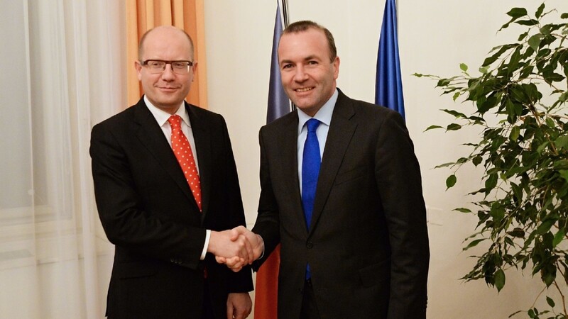 EVP-Fraktionschef Manfred Weber (r.) wirbt beim tschechischen Regierungschef Bohuslav Sobotka für die Aufnahme von Flüchtlingen.
