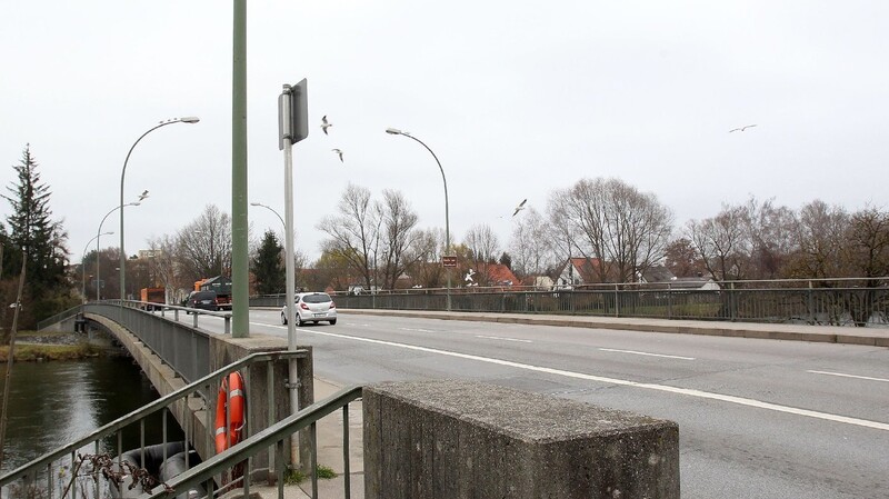 Die Isarbrücken der Konrad-Adenauer-Straße sind dringend sanierungsbedürftig. Die Arbeiten beginnen am 9. Mai und sollen bis Ende Juli abgeschlossen sein.