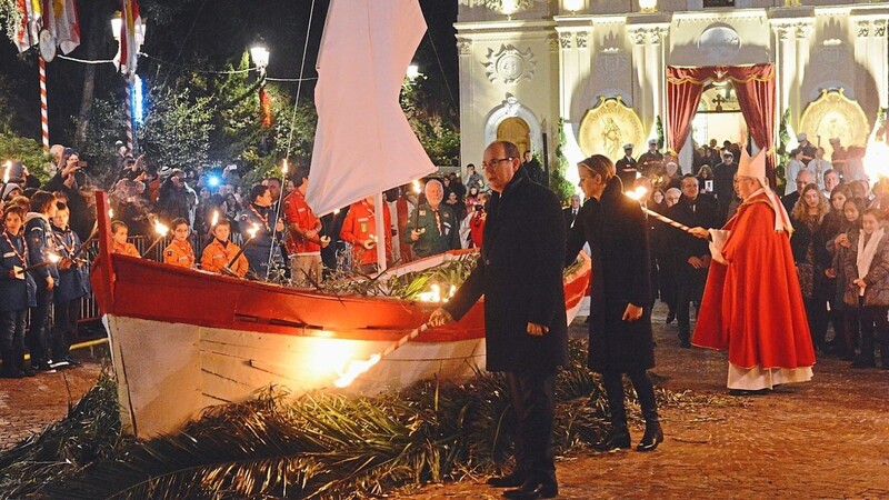 Monacos Fürstenpaar (links) und Monacos Erzbischof zünden das Boot an - der Auftakt zum Fest.