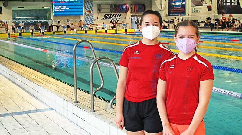 Magdalena Neumeier (links) mit Finja Brücklmaier, die in der Würzburger Schwimmhalle einen respektablen 14. Platz über 800 Meter erreichte.