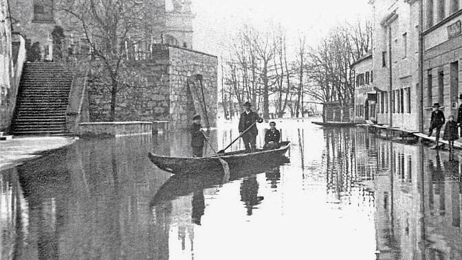 Bis ins 20. Jahrhundert war Hochwasser in der Deggendorfer Innenstadt keine Seltenheit.  Foto: Archiv Deggendorf