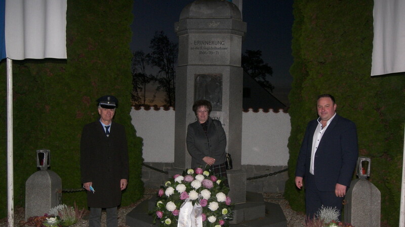 Der Vertreter des Krieger- und Soldatenbundes Wagner, die zweite Bürgermeisterin Edinger und Bürgermeister Englmeier nach der Kranzniederlegung am Kriegerdenkmal.