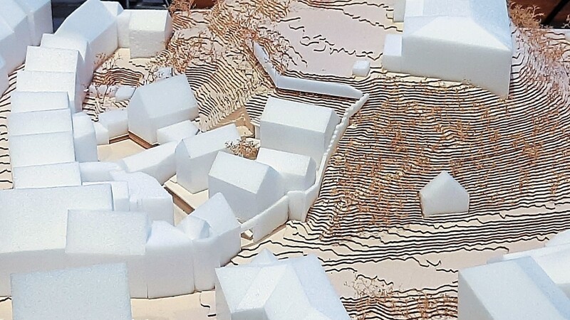 In der Bildmitte des Modells ist der neue Entwurf fürs Münchner Tor zu sehen: Mehrere Häuser mit Flachdach, die Stadtmauer bleibt erhalten.
