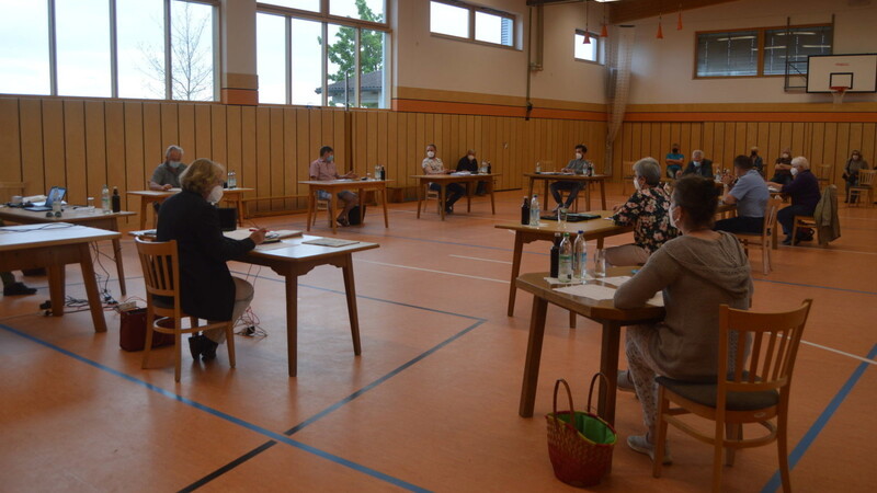 Die Gemeinderatssitzung fand erstmals in der Turnhalle des TSV statt.
