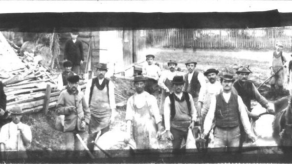 Dieses Bild eines Trupps Arbeiter datiert der Historische Arbeitskreis Marklkofen auf die Zeit des Eisenbahnbaus vor 1875.  Foto: Sammlung Franz Wimmer