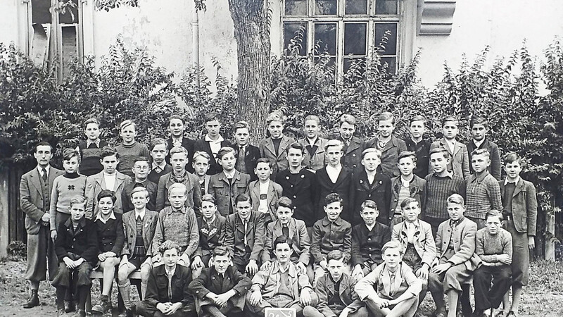 Ein Erinnerungsstück im Fundus von Klaus Lüdtke: das Foto aus der Oberrealschule Landshut, Klasse 3b, 1949, mit Klassleiter Studienrat Justus Meier. Klaus Lüdtke sitzt in der zweiten Reihe von vorn, 3. von links.