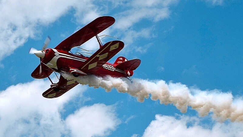 Der Vorsitzende des Fliegerclubs Michael Nenninger wirbelte in der Luft und am Boden Rauch auf.