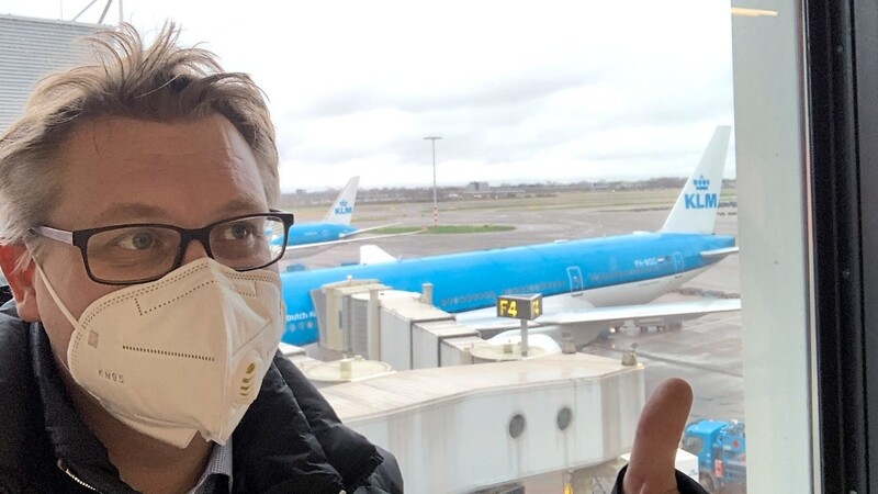 Christian Prasch mit Schutzmaske auf dem Flughafen von Peking kurz vor seinem Heimflug nach Deutschland.