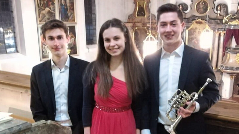 Die Künstler: Alexander Feih (Orgel), Serafina Starke (Sopran) und Tobias Krieger (Trompete) (von links).