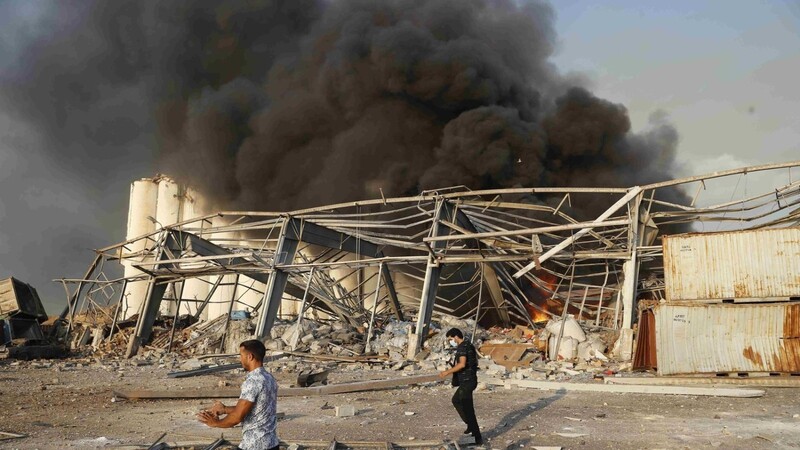 Explosionen erschütterten die Innenstadt von Beirut. Sicherheitsbeamte treffen an einem zerstörten Gebäude ein.