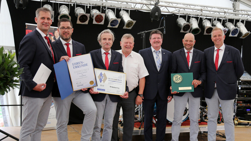 Hauptvereinsvorsitzender Richard Rohrer (3.v.li.) und die Abteilungsleiter nahmen die Auszeichnungen des BFV durch Rudolf Hamberger (3.v.re) und Erich Schneider (mi) entgegen.
