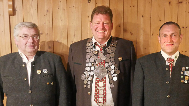 Schützenkönig Tobias Ritschel (Mitte) mit Zweitem Anton Ebner (rechts) und Drittem Josef Wolf (links)