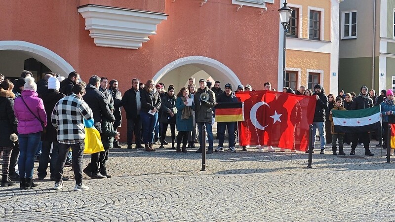 Türkische, syrische, deutsche und auch ukrainische Fahnen sah man beim Gedenken an die Opfer des Erdbebens in der türkische-syrischen Grenzregion am Freitagnachmittag vor dem Mainburger Rathaus.