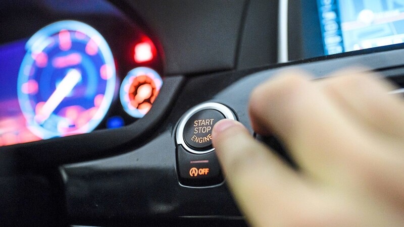 Nur noch schnell den Start-Knopf drücken und schon kann die Autofahrt losgehen: So bequem ist Keyless-Go - aber die Technologie birgt auch Gefahren.