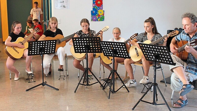 Den Titel "Sambalele" präsentierten die Musikschüler Julia Bauer, Matilda Dietl, Lukas Eidenschink, Arthur und Friedrich Kubitz sowie Emilia Wutscher.
